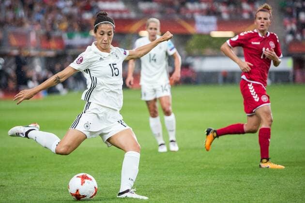 ROTTERDAM, 30-07-2017 , EK Vrouwenvoetbal 2017 , Women s Euro 2017 , Kwartfinale Duitsland - Denemarken , Sparta Stadion het Kasteel , Duitsland speelster Sara Doorsoun-Khajeh (l) met schot voor het doel langs Duitsland - Denemarken  x1659301x