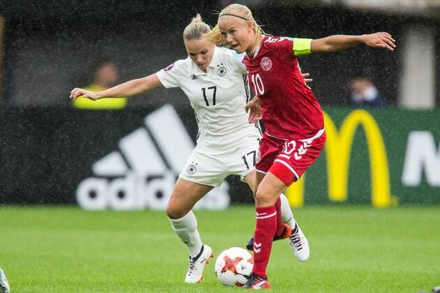 ROTTERDAM, 30-07-2017 , EK Vrouwenvoetbal 2017 , Women s Euro 2017 , Kwartfinale Duitsland - Denemarken , Sparta Stadion het Kasteel , Duitsland speelster Isabel Kerschowski (l) in duel met Speelster van Denemarken Pernille Harder (r) Duitsland - Denemarken  x1659306x