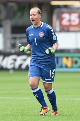 Fußball UEFA Women s Euro Viertelfinale Deutschland - Dänemark am 30.07.2017 im Sparta Stadion in Rotterdam Stina Lykke Petersen ( Dänemark ) bejubelt den Treffer zum 1:1 durch Nadia Nadim ( Dänemark ) xRx