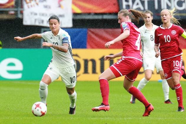 30.07.2017, xkvx, Fussball Frauen EM, Deutschland - Daenemark, emspor, v.l. Dzsenifer Marozsan (DFB Deutsche Fussball Nationalmanschaft Damen), Maja Kildemoes (Damen Nationalmannschaft Daenemark) Rotterdam