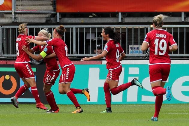 Spielerinnen aus Dänemark, dänische Fußballerinnen, jubeln über das Tor zum 1:2, Jubel, Torjubel, Torerfolg, celebrate the goal, goal, celebration, Jubel ueber das Tor, optimistisch, Action, Aktion, Fussball, UEFA Women s EURO 2017, Viertelfinale, Deutschland - Dänemark, xozx