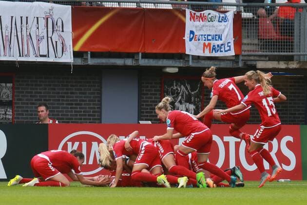 30.07.2017, xkvx, Fussball Frauen EM, Deutschland - Daenemark, emspor, v.l. Torjubel, Goal celebration, celebrate the goal zum 1:2 durch Theresa Nielsen (Damen Nationalmannschaft Daenemark) mit der Mannschaft Rotterdam