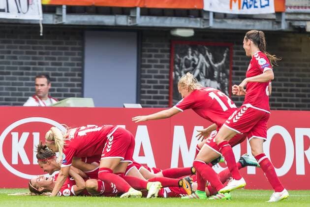 ROTTERDAM, 30-07-2017 , EK Vrouwenvoetbal 2017 , Women s Euro 2017 , Kwartfinale Duitsland - Denemarken , Sparta Stadion het Kasteel , Speelster van Denemarken Theresa Nielsen (l) scoort de 1-2 Duitsland - Denemarken  x1659383x