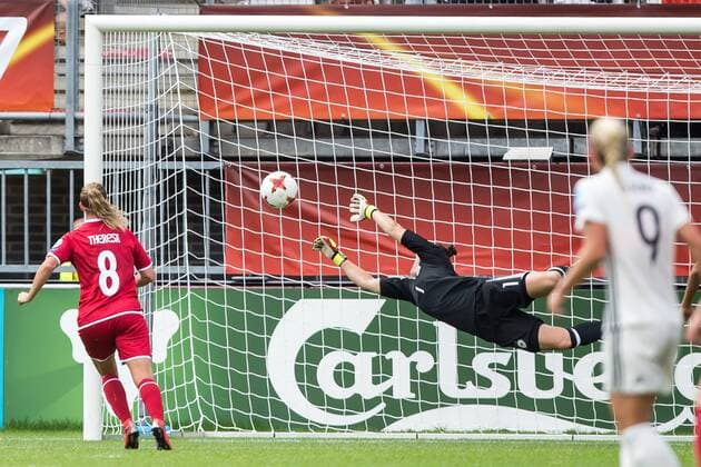 Themen der Woche - SPORT Themen der Woche - SPORT Bilder des Tages - SPORT ROTTERDAM, 30-07-2017 , EK Vrouwenvoetbal 2017 , Women s Euro 2017 , Kwartfinale Duitsland - Denemarken , Sparta Stadion het Kasteel , Speelster van Denemarken Theresa Nielsen (l) passeert Duitsland speelster Almuth Schult (r) en scoort de 1-2 Duitsland - Denemarken  x1659384x