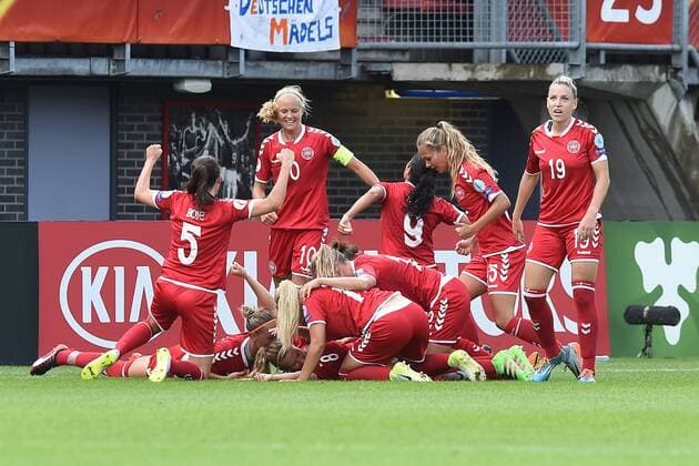 Fußball UEFA Women s Euro Viertelfinale Deutschland - Dänemark am 30.07.2017 im Sparta Stadion in Rotterdam Torjubel zum 1:2 durch Theresa Nielsen ( Dänemark ) xRx