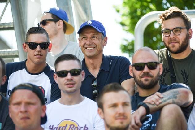 Bilder des Tages - SPORT Fussball, Männer, Regionalliga Nordost, Saison 2017 18, 1. Spieltag, SV Babelsberg 03 - Hertha BSC U23, Jürgen Klinsmann mischt sich unter die Fans von Babelsberg 03, 30.07.17, Copyright: xMichaelxHundtx xMatthiasxKochx