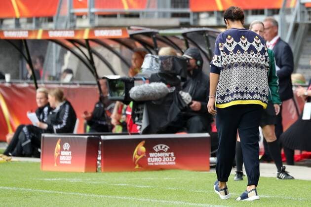 Steffi Jones (Stephanie Ann Jones, Trainerin, Bundestrainerin, DFB-Frauen), enttäuscht über die Niederlage, Enttäuschung nach dem Schlusspfiff, Verlierer, verloren, Frustration, disappointed, pessimistisch, Fussball, UEFA Women s EURO 2017, Viertelfinale, Deutschland - Dänemark, xozx