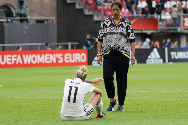 Bilder des Tages - SPORT v.li.: Anja Mittag (DFB-Frauen, 11), Steffi Jones (Stephanie Ann Jones, Trainerin, Bundestrainerin, DFB-Frauen), enttäuscht über die Niederlage, Enttäuschung nach dem Schlusspfiff, Verlierer, verloren, Frustration, disappointed, pessimistisch, ausgeschieden, Fussball, UEFA Women s EURO 2017, Viertelfinale, Deutschland - Dänemark, xozx