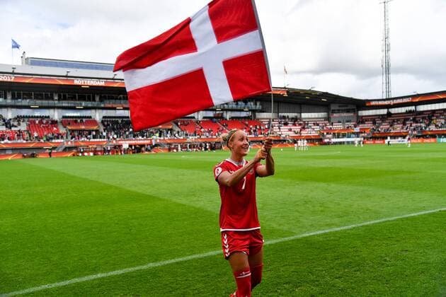 Sanne Troelsgaard (Daenemark, Denmark) (7) mit Fahne nach dem Sieg, Fussball, UEFA Women s EURO 2017, Viertelfinale, Deutschland - Dänemark, xmkx