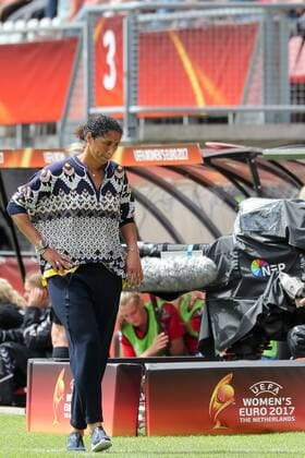Steffi Jones (Stephanie Ann Jones, Trainerin, Bundestrainerin, DFB-Frauen), enttäuscht schauend, Enttäuschung, Frustration, disappointed, pessimistisch, Freisteller, Ganzkörper, Einzelbild, Aktion, Action, Fussball, UEFA Women s EURO 2017, Viertelfinale, Deutschland - Dänemark, xozx