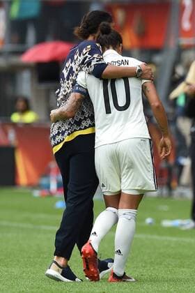 Fußball UEFA Women s Euro Viertelfinale Deutschland - Dänemark am 30.07.2017 im Sparta Stadion in Rotterdam Steffi Jones ( Bundestrainerin Deutschland ), links - Dzsenifer Marozsan ( Deutschland ), rechts verlassen enttäuscht das Spielfeld xRx