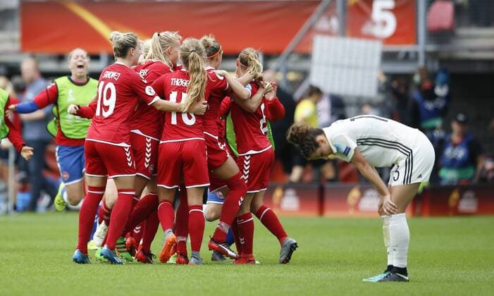 Themen der Woche - SPORT Themen der Woche - SPORT Bilder des Tages - SPORT (170730) -- ROTTERDAM, July 30, 2017 -- Players of Denmark celebrate after winning the UEFA Women s EURO 2017 soccer tournament quarter-final match between Germany and Denmark at Sparta Stadium in Rotterdam, the Netherlands, July 30, 2017. Denmark won 2-1. ) (SP)NETHERLANDS-ROTTERDAM-UEFA-WOMEN S EURO 2017-QUARTER FINAL YexPingfan 