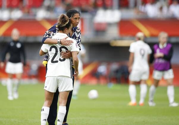 Themen der Woche - SPORT Themen der Woche - SPORT Bilder des Tages - SPORT (170730) -- ROTTERDAM, July 30, 2017 -- Steffi Jones (Rear), head coach of Germany, comforts her player Lina Magull after loosing the UEFA Women s EURO 2017 soccer tournament quarter-final match between Germany and Denmark at Sparta Stadium in Rotterdam, the Netherlands, July 30, 2017. Denmark won 2-1. ) (SP)NETHERLANDS-ROTTERDAM-UEFA-WOMEN S EURO 2017-QUARTER FINAL YexPingfan 