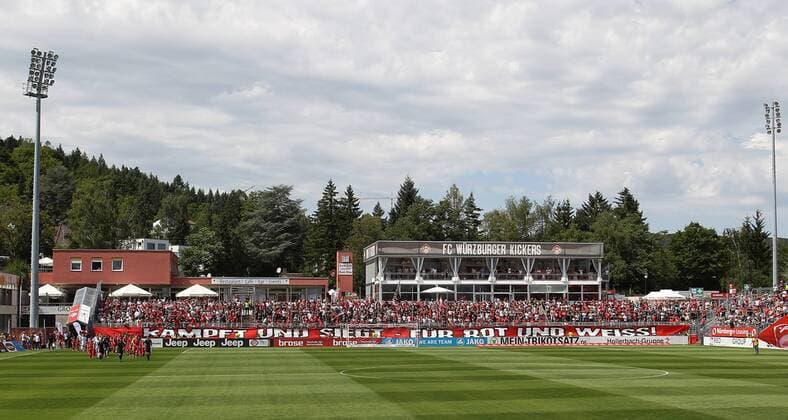 Fußball, Stadiongeschichte Würzburger Kickers v.li.: Würzburger Fans mit Spruchband: KÄMPFT UND SIEGT - FÜR ROT UND WEISS! , Fussball, 3. Liga, FC Würzburger Kickers - SV Werder Bremen II, xfsx