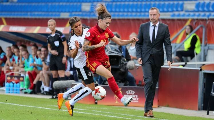 v.li.: Laura Feiersinger (Österreich, 18), Maria Leon (Spanien, 20), Zweikampf, Duell, duel, tackle, tackling, Dynamik, Action, Aktion, Fussball, UEFA Women s EURO 2017, Viertelfinale, Österreich - Spanien, xozx