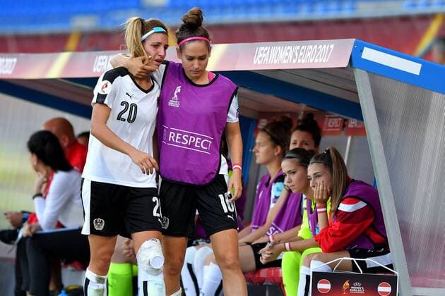 SOCCER - UEFA EURO EM Europameisterschaft Fussball 2017 TILBURG,NETHERLANDS,30.JUL.17 - WOMEN SOCCER - UEFA Women s European Championship EM Europameisterschaft 2017, quarterfinal, Austria vs Spain. Image shows Lisa Makas and Jasmin Eder (AUT). Keywords: injury. GEPAxpictures xFlorianxErtl