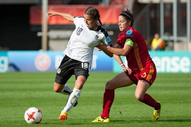 v.li., fltr: Laura Feiersinger (Österreich, Austria, 18) im Zweikampf, Duell mit, duel with Marta Torrejon (Spanien, Spain, 3), Fussball, UEFA Women s EURO 2017, Viertelfinale, Österreich - Spanien, xobx