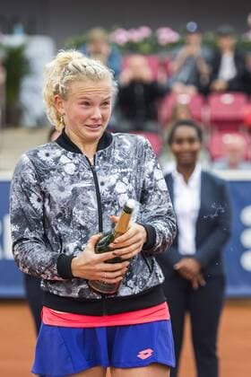 Bilder des Tages - SPORT 170730 Katerina Siniakova, Tjeckien, jublar efter segern i singelfinalen under dag 8 av Swedish open den 30 juli 2017 i Bastad.  Copyright: MATHILDAxAHLBERG BB170730MA056