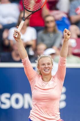 170730 Katerina Siniakova, Tjeckien, jublar efter segern i singelfinalen under dag 8 av Swedish open den 30 juli 2017 i Bastad.  Copyright: MATHILDAxAHLBERG BB170730MA067