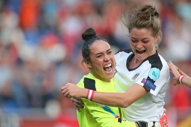 goalkeeper Manuela Zinsberger of Austria women, Laura Feiersinger of Austria women during the UEFA WEURO 2017 quarter finale match between Austria and Spain at Koning Willem II stadium on July 30, 2017 in Tilburg, The Netherlands Women: Austria vs Spain UEFA WEURO 2017 2017 2018 xVIxVIxImagesx xTomxBodexMultimediaxIVx 8354539