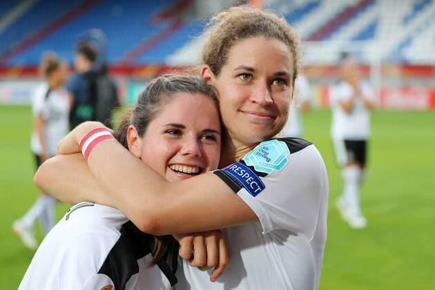 v.li.: Sarah Zadrazil (Österreich, 9), Nina Burger (Österreich, 10), Jubel nach dem Schlusspfiff, Sieg, Sieger, Gewinner, jubelt, jubeln, Freude, optimistisch, Action, Aktion, Einzug ins Halbfinale, Fussball, UEFA Women s EURO 2017, Viertelfinale, Österreich - Spanien, xozx