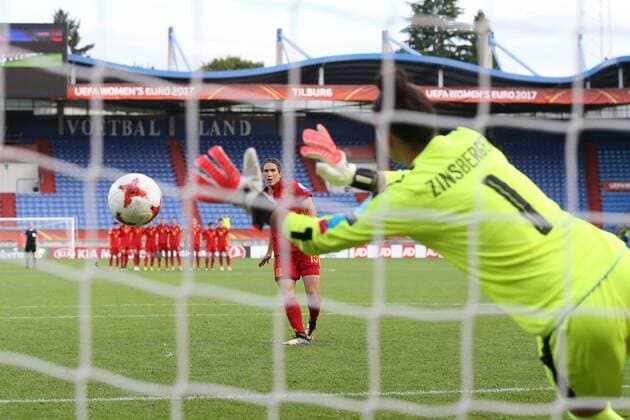 Bilder des Tages - SPORT Silvia Meseguer of Spain misses penalty, goalkeeper Manuela Zinsberger of Austria women during the UEFA WEURO 2017 quarter finale match between Austria and Spain at Koning Willem II stadium on July 30, 2017 in Tilburg, The Netherlands Women: Austria vs Spain UEFA WEURO 2017 2017 2018 xVIxVIxImagesx xTomxBodexMultimediaxIVx 8354698