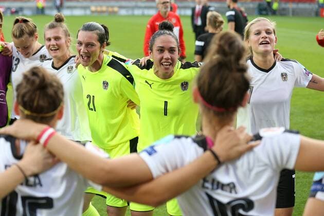 goalkeeper Jasmin Pfeiler of Austria women, goalkeeper Manuela Zinsberger of Austria women, Carina Wenninger of Austria women during the UEFA WEURO 2017 quarter finale match between Austria and Spain at Koning Willem II stadium on July 30, 2017 in Tilburg, The Netherlands Women: Austria vs Spain UEFA WEURO 2017 2017 2018 xVIxVIxImagesx xTomxBodexMultimediaxIVx 8354718