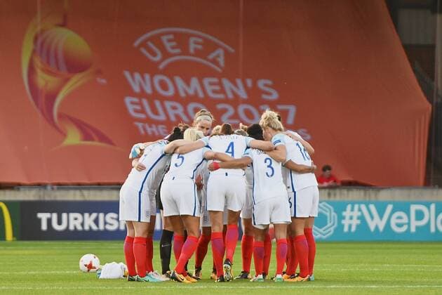 England v France UEFA Women s Euros 2017 England team have a huddle pictured ahead of the UEFA Women s Euros 2017 quarter-final match at De Adelaarshorst, Deventer Copyright: xKristianxKanex FIL-10465-0032 UK Newspapers OUT