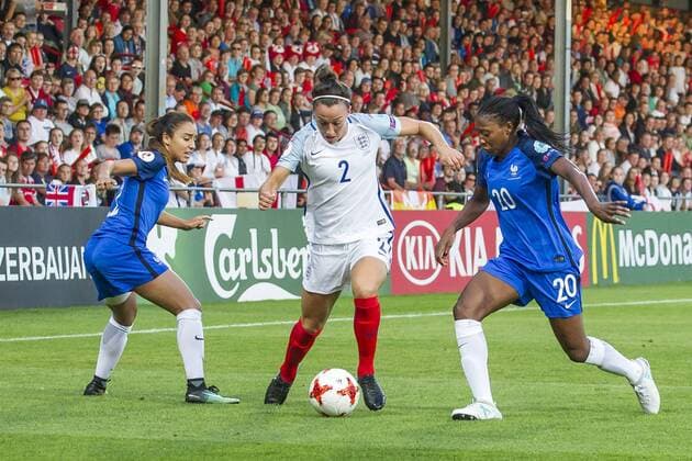 DEVENTER - 30-07-2017, EK Vrouwenvoetbal 2017, Women s Euro 2017, Stadion De Adelaarshorst, Kwartfinale, Engeland - Frankrijk, Frankrijk speelster Sakina Karchaoui (l) met Engeland speelster Lucia Bronze (m) en Frankrijk speelster Kadidiatou Diani (r) Engeland - Frankrijk  x1659792x