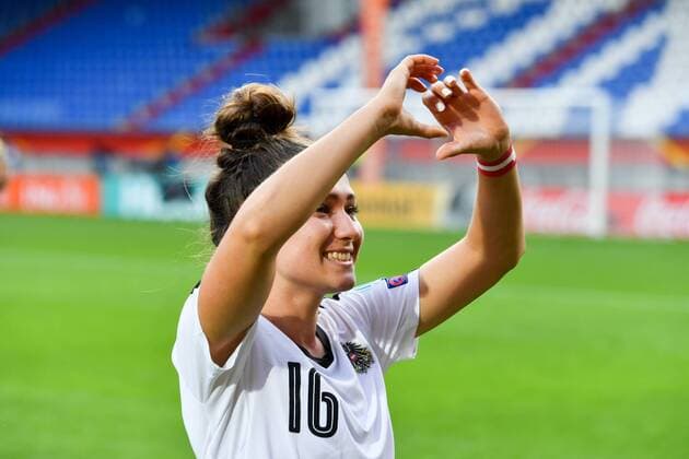 Jasmin Pamina Eder (Österreich) (16) macht ein Herz zu den Fans, Fussball, UEFA Women s EURO 2017, Viertelfinale, Österreich - Spanien, xmkx