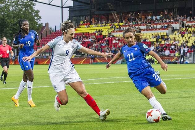 DEVENTER - 30-07-2017, EK Vrouwenvoetbal 2017, Women s Euro 2017, Stadion De Adelaarshorst, Kwartfinale, Engeland - Frankrijk, Frankrijk speelster Griedge Mbock Bathy (l) met Engeland speelster Jodie Taylor (m) en Frankrijk speelster Sakina Karchaoui (r) Engeland - Frankrijk  x1659821x
