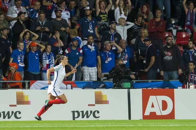 DEVENTER - 30-07-2017, EK Vrouwenvoetbal 2017, Women s Euro 2017, Stadion De Adelaarshorst, Kwartfinale, Engeland - Frankrijk, Engeland speelster Jodie Taylor heeft de 1-0 gescoord en viert dit, de Franse fans balen Engeland - Frankrijk  x1659826x