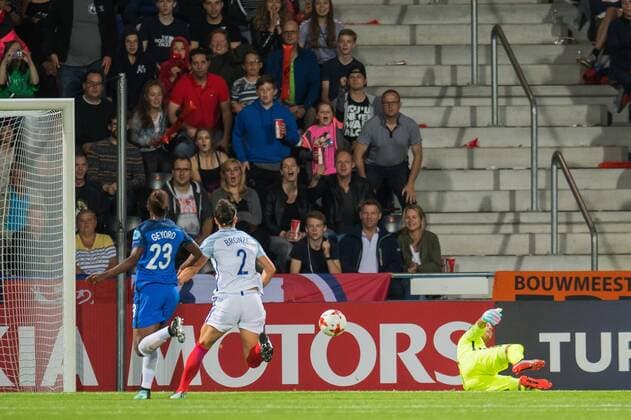 Jodie Taylor of England women scores (L-R) ,Grace Geyoro of France women, Lucia Bronze of England women, goalkeeper Sarah Bouhaddi of France women during the UEFA WEURO 2017 quarter finale match between England and France at The Adelaarshorst on July 30, 2017 in Deventer, The Netherlands Women: England vs France UEFA WEURO 2017 2017 2018 xVIxVIxImagesx xGerritxvanxKeulenxIVx 8355684