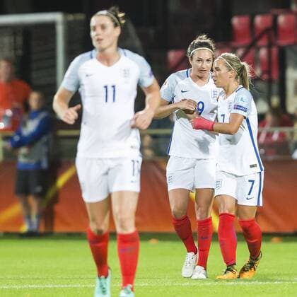DEVENTER - 30-07-2017, EK Vrouwenvoetbal 2017, Women s Euro 2017, Stadion De Adelaarshorst, Kwartfinale, Engeland - Frankrijk, Engeland speelster Jodie Taylor (m) viert de 1-0 met Engeland speelster Jordan Nobbs (r) Engeland - Frankrijk  x1659829x