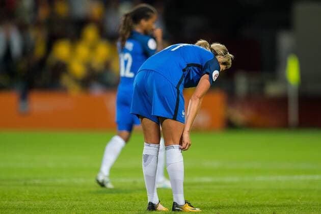 (L-R) Elodie Thomas of France women, Claire Lavogez of France women during the UEFA WEURO 2017 quarter finale match between England and France at The Adelaarshorst on July 30, 2017 in Deventer, The Netherlands Women: England vs France UEFA WEURO 2017 2017 2018 xVIxVIxImagesx xGerritxvanxKeulenxIVx 8355943