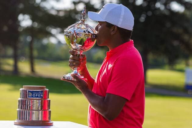 OAKVILLE, ON - JULY 30: Jhonattan Vegas (VEN) kisses the RBC Canadian Open Trophy after winning the RBC Canadian Open on July 30, 2017, at Glen Abbey Golf Club in Oakville, ON, Canada. (Photo by Richard A. Whittaker Icon Sportswire) GOLF: JUL 30 PGA Golf Herren - RBC Canadian Open - Final Round Icon2017073008 EDITORIAL USE ONLY