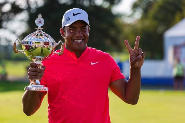OAKVILLE, ON - JULY 30: Jhonattan Vegas (VEN) with the RBC Canadian Open Trophy shows two fingers after winning his second in a row RBC Canadian Open on July 30, 2017, at Glen Abbey Golf Club in Oakville, ON, Canada. (Photo by Richard A. Whittaker Icon Sportswire) GOLF: JUL 30 PGA Golf Herren - RBC Canadian Open - Final Round Icon2017073006 EDITORIAL USE ONLY