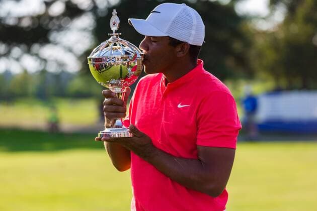 OAKVILLE, ON - JULY 30: Jhonattan Vegas (VEN) kisses the RBC Canadian Open Trophy after winning the RBC Canadian Open on July 30, 2017, at Glen Abbey Golf Club in Oakville, ON, Canada. (Photo by Richard A. Whittaker Icon Sportswire) GOLF: JUL 30 PGA Golf Herren - RBC Canadian Open - Final Round Icon2017073007 EDITORIAL USE ONLY