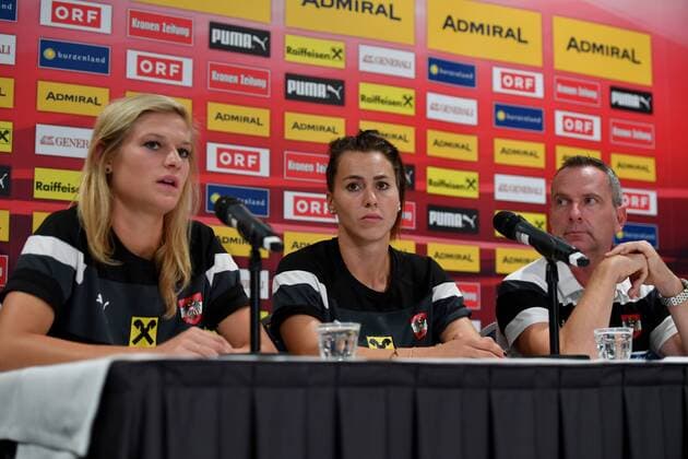 SOCCER - UEFA EURO EM Europameisterschaft Fussball 2017 WAGENINGEN,NETHERLANDS,31.JUL.17 - WOMEN SOCCER - UEFA Women s European Championship EM Europameisterschaft 2017, quarterfinal, Austria vs Spain, press conference PK Pressekonferenz Image shows Carina Wenninger, Viktoria Schnaderbeck and head coach Dominik Thalhammer (AUT). GEPAxpictures xFlorianxErtl