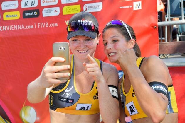 FIVB Beach volleyball Beachvolleyball World Championships Vienna 2017 am 01.08.2017 Beachvolleyball, World Championships, Vienna, 2017, Julia Sude (1, blond, Kappe), Chantal Laboureur (2) GER in gelb, Vorrunde gegen Elsa Baquerizuo McMillan (1) und Angela Lobato Herrero (2), ESP, in rot, xtbx