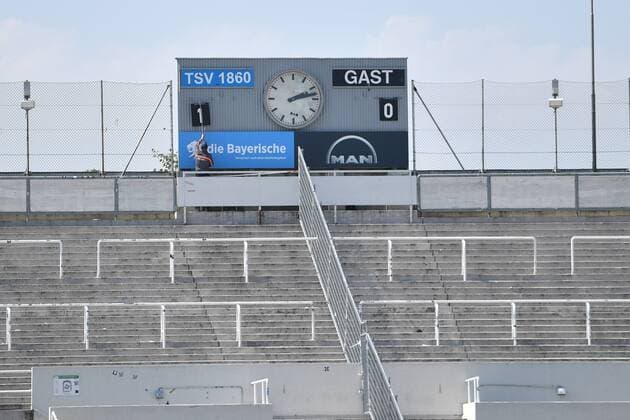 Fußball, Stadiongeschichte TSV 1860 München Anzeigetafel,mit dem Spielstand nach dem Tor zum 1-0, allgemeine Spielszene vor leeren Raengen,Geisterspiel,leeres Stadion. Fussball Regionalliga Bayern: TSV 1860 Muenchen-1.FC Nuernberg II 5-3, 04.Spieltag,Spieltag4,Saison 2017 18 am 01.08.2017,Stadion an der Gruenwalder Strasse.