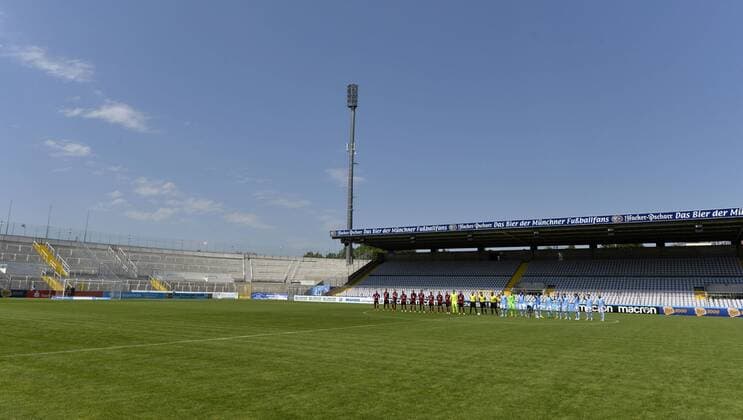 01.08.2017, Fussball Regionalliga Bayern 2017 2018, 5.Spieltag, TSV 1860 München - 1.FC Nürnberg II, im Städtischen Stadion an der Grünwalderstrasse in München. Aufgrund der Zuschauer-Sperre laufen die Mannschaften in ein leeres Stadion ein. 