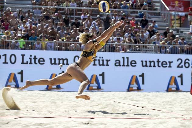 Bilder des Tages - SPORT VIENNA, AUSTRIA - AUGUST 02: Laura Ludwig of Germany in action during Day 6 of the FIVB Beach volleyball Beachvolleyball World Championships 2017 on August 2, 2017 in Vienna, Austria. (Photo by Michael Kunkel Hoch Zwei) Vienna Austria xHOCHxZWEIx