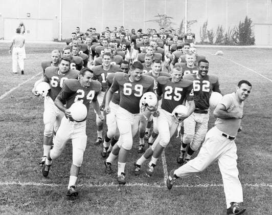 August 31, 1962 - Evanston, IL, USA - Northwestern football coach Ara Parseghian leads his team onto the field at Dyche Stadium on Aug. 31, 1962 in Evanston, Ill. Ara Parseghian, who led Notre Dame to 2 national football championships, dies at 94 - ZUMAm67_ 19620831_zaf_m67_001 Copyright: xChicagoxTribunex