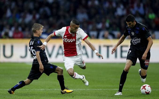 AMSTERDAM, Stadion de Arena , 02-08-2017 , Voorronde Champions League seizoen 2017 2018 . Ajax - Nice. Hakim Ziyech in duel met Nice speler Vincent Koziello (l) en Nice speler Pierre Lees Melou (r) Ajax - Nice  x1661008x