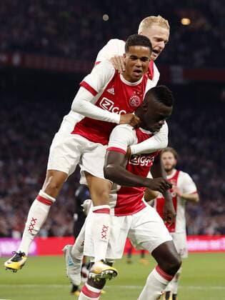 (L-R) Justin Kluivert of Ajax, Donny van de Beek of Ajax, Davinson Sanchez of Ajax during the UEFA Champions League third round qualifying first leg match between Ajax Amsterdam and OGC Nice at the Amsterdam Arena on August 02, 2017 in Amsterdam, The Netherlands Ajax v OGC Nice UEFA Champions League 2017 2018 xVIxVIxImagesx xMauricexvanxSteenxIVx 8374362