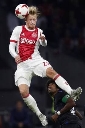 AMSTERDAM, Stadion de Arena , 02-08-2017 , Voorronde Champions League seizoen 2017 2018 . Ajax - Nice.2-2. Kasper Dolberg springt hoger dan Dante Ajax - Nice  x1661405x