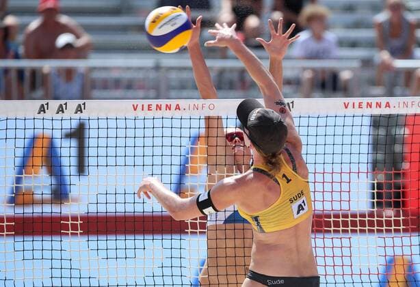 Beach volleyball Beachvolleyball - FIVB World Championships 2017 VIENNA,AUSTRIA,03.AUG.17 - BEACH VOLLEYBALL - FIVB World Championships. Image shows Julia Sude (GER) and Riikka Lehtonen (FIN). GEPAxpictures xChristianxWalgram