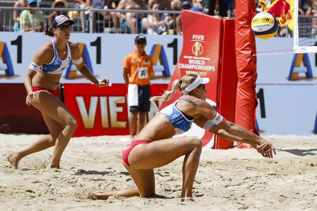 Viden, Rakousko - 3.srpen 2017. Osmifinalovy zapas mezi Barborou HERMANNOVOU, Marketou SLUKOVOU (CZE) a Lauren FENDRICK, April ROSS (USA) na mistrovstvi sveta v beach volejbale ve Vidni 2017. CTKPhotoF201708030757201 