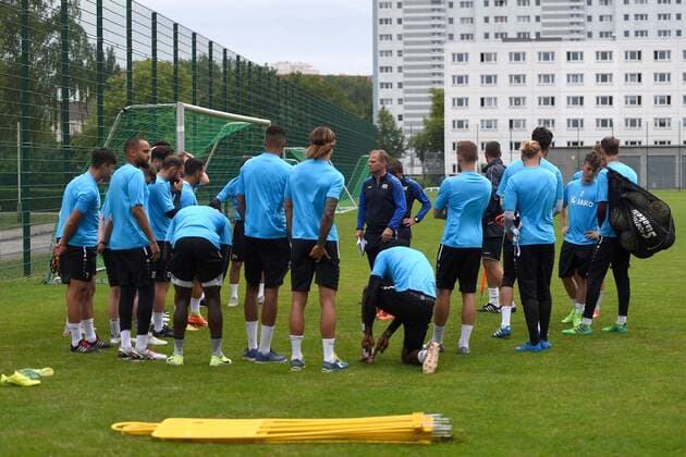 Fussball, Herren, Regionalliga Nordost, Saison 2017 18, Training BFC Dynamo, Cheftrainer Rene Rydlewicz (BFC Dynamo) spricht vor dem Training mit der Mannschaft, 03.08.17, Copyright: xMichaelxHundtx xMatthiasxKochx